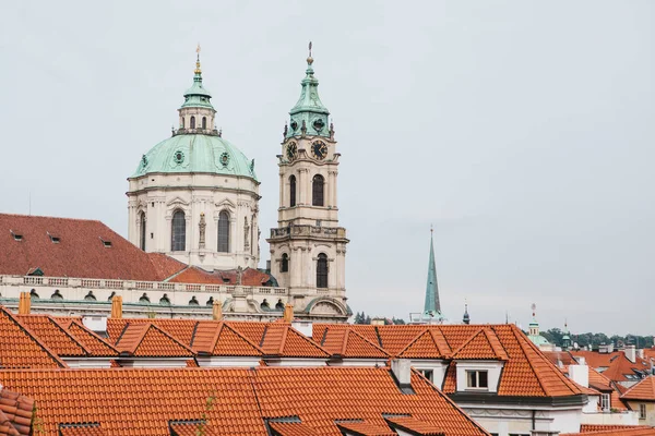 Bella vista dell'architettura di Praga nella Repubblica Ceca. Praga è uno dei luoghi più preferiti per visitare i turisti provenienti da tutto il mondo — Foto Stock