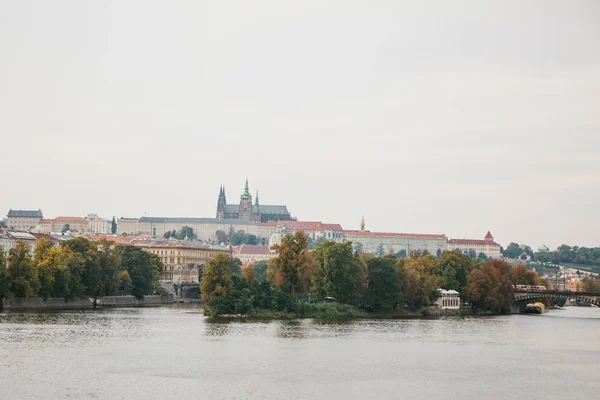 El río Moldava. Arquitectura tradicional de Praga en el fondo. Viajar por la República Checa —  Fotos de Stock