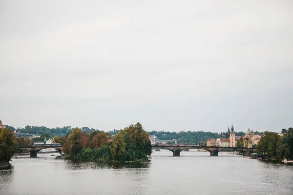 Il fiume Moldava. Architettura tradizionale di Praga sullo sfondo. Viaggia per la Repubblica Ceca — Foto Stock