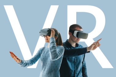 Bir genç adam ve genç bir kadın gözlük sanal gerçeklik. Modern teknolojiler ve geleceğin teknolojileri kavramı. VR gözlük
