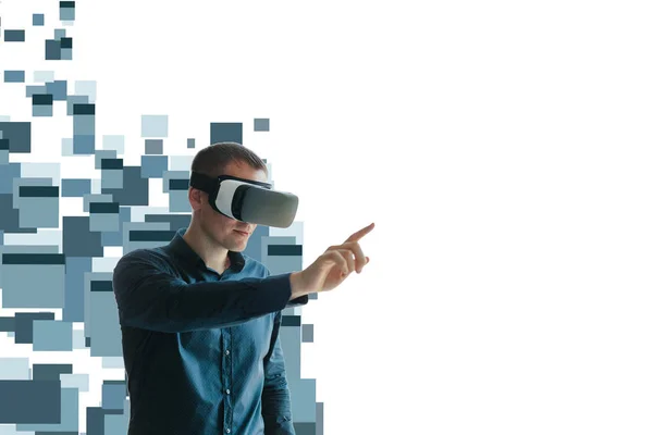 Człowiek z okulary wirtualnej rzeczywistości. Koncepcja przyszłych technologii. Nowoczesna technologia obrazowania — Zdjęcie stockowe