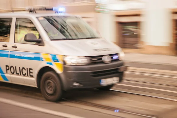 Praga, 23 settembre 2017: L'auto della polizia si muove lungo la strada della città con un movimento sfocato — Foto Stock