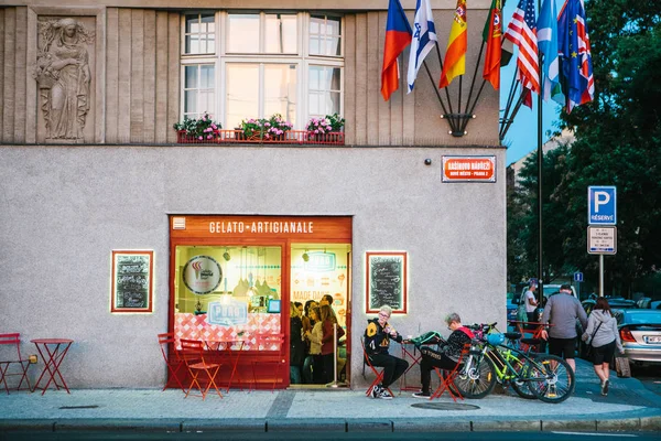 プラハ、2017 年 9 月 23 日: 現代青年通りカフェ。人々 は、順序と外の残りを持つ若者を行います。自転車を横にして — ストック写真