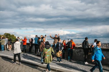Prag, 18 Eylül 2017: İnsanlar ya da gözlem güverte üzerinde şehrin güzel mimarisine hayran kalın ve bellek için fotoğraf çekmek turist. Prag turistler için en sevdiğim şehirlerden biri