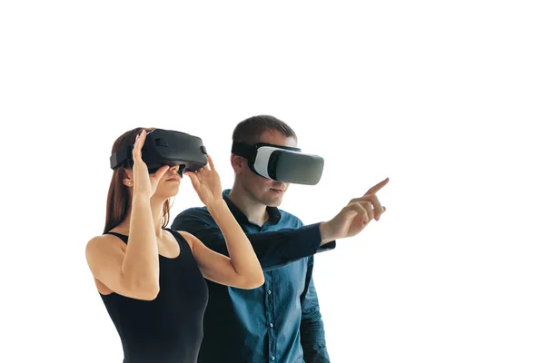 Una mujer joven y un hombre joven en gafas de realidad virtual.El concepto de tecnologías modernas y tecnologías del futuro. Gafas VR —  Fotos de Stock