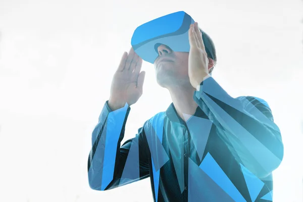 El hombre en las gafas de la realidad virtual. El concepto de tecnologías modernas y tecnologías del futuro. Gafas VR —  Fotos de Stock