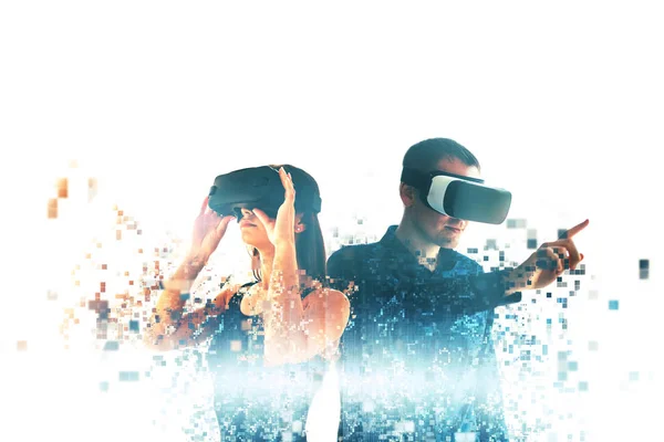 Młoda kobieta i młody mężczyzna w okulary wirtualnej rzeczywistości są podzielone na piksele. Koncepcja i nowoczesnych technologii przyszłości. Okulary VR. — Zdjęcie stockowe