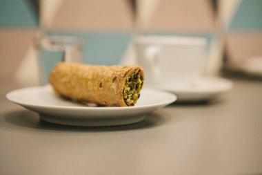 İtalyan tatlı geleneksel gıda Cannoli. Fıstıklı içinde doldurma taze pasta
