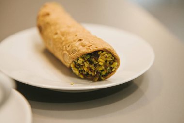 İtalyan tatlı geleneksel gıda Cannoli. Fıstıklı içinde doldurma taze pasta