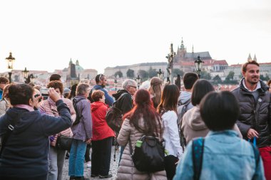 Prag, 18 Eylül 2017: Turist zevk Charles Köprüsü'nde ortaçağ mimarisi. Birisi manzaraları çekiyor