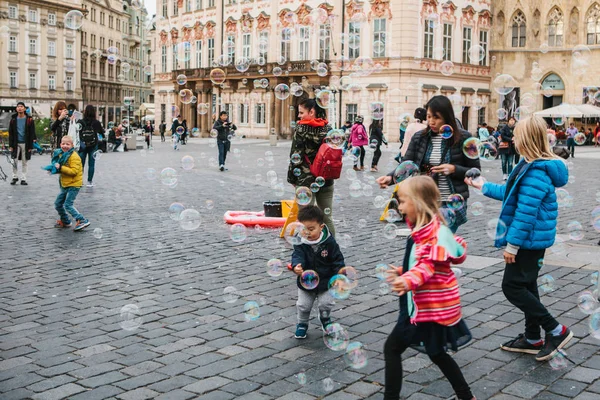 Praga, 18 września 2017: Dzieci grać baniek mydlanych i radować się w ulicy miasta — Zdjęcie stockowe