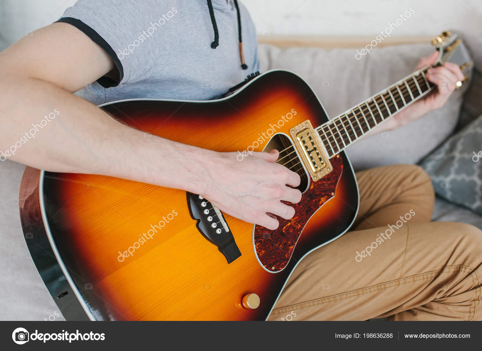 Learning to play the guitar. Music education and extracurricular
