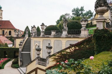 Bir ortaçağ merdiven bir bahçe veya park geleneksel evleri Çek Cumhuriyeti Prag dikilen bitkilerin yanında. Geleneksel Çek mimarisi