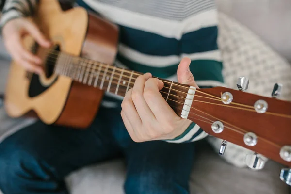 Lernen, Gitarre zu spielen. Musikerziehung und außerschulischer Unterricht — Stockfoto