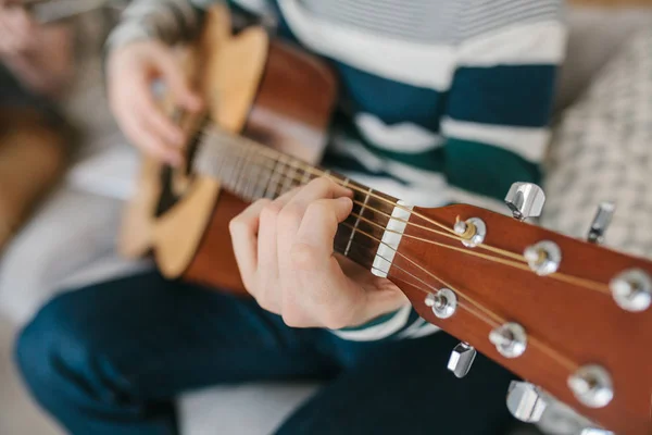 Вчимося грати на гітарі. Музична освіта та позакласні уроки — стокове фото