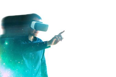 Sanal gerçeklik gözlüklü adam. Modern teknolojiler ve geleceğin teknolojileri kavramı. VR gözlük