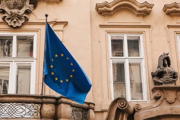 The flag of the European Union on a city building in Prague in the Czech Republic — Stock Photo, Image