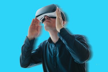 Sanal gerçeklik gözlüklü adam. Modern teknolojiler ve geleceğin teknolojileri kavramı. VR gözlük