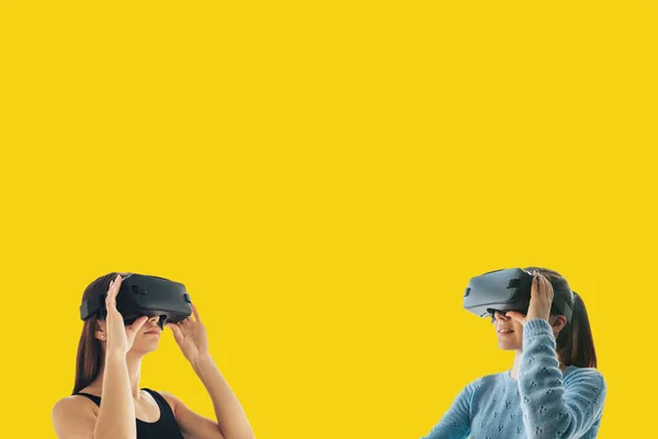 Twee jonge meisjes in virtual reality bril. Het concept van moderne technologieën en technologieën van de toekomst. Vr-bril — Stockfoto