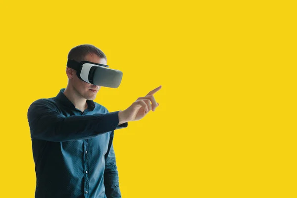 L'uomo con gli occhiali della realtà virtuale. Il concetto di tecnologie e tecnologie moderne del futuro. VR occhiali — Foto Stock