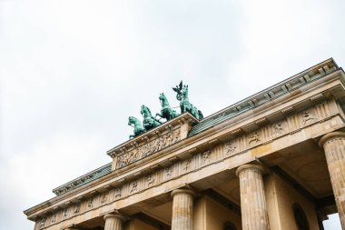 Brandenburg Kapısı Berlin, Almanya veya Federal Almanya Cumhuriyeti. Berlin'in tarihi merkezinde mimari anıt. Sembol ve anıt mimari.