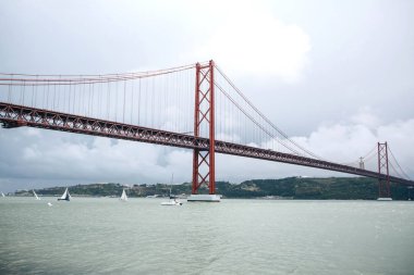 Köprü 25 Nisan Lizbon Portekiz gökyüzüne karşı denir.
