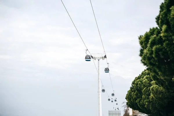 Standseilbahn oder Seilbahn und öffentliche Verkehrsmittel durch Golf oder Fluss oder Kanal in Lissabon in Portugal. — Stockfoto