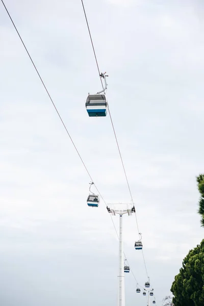 Funicular o teleférico y transporte público a través del golfo o río o canal en Lisboa en Portugal . —  Fotos de Stock