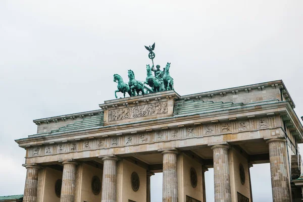 Porta di Brandeburgo a Berlino, in Germania o nella Repubblica federale di Germania. Monumento architettonico nel centro storico di Berlino. Simbolo e monumento dell'architettura . — Foto Stock