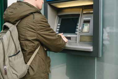 Turist para--dan Atm daha fazla seyahat için fazla çekiyor. Finans, kredi kartı, para çekilmesi.