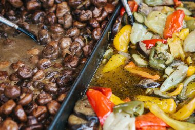 Bir tavada sebze ve mantar sebze yemek hazırlanması