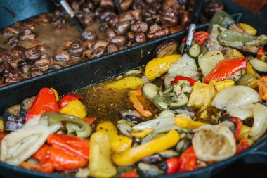 Bir tavada sebze ve mantar sebze yemek hazırlanması