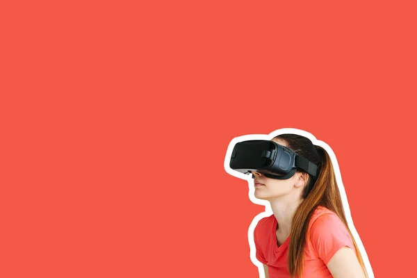 Una bella ragazza con occhiali di realtà virtuale. Concetto tecnologico futuro. Tecnologia di imaging moderna — Foto Stock