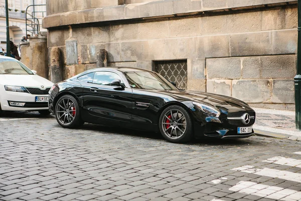 Prag, 21 Eylül 2017: Turbo Mercedes araba şehir sokakta park edilmiş bir modern, güvenilir spor. Lüks araba