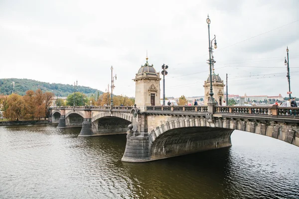 Praha, 21. září 2017: Pohled na řeku Vltavu a most. Městská architektura starověkého — Stock fotografie
