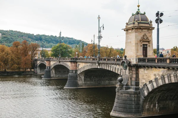Prague, le 21 septembre 2017 : Vue sur la rivière Vltava et le pont. Architecture urbaine ancienne — Photo