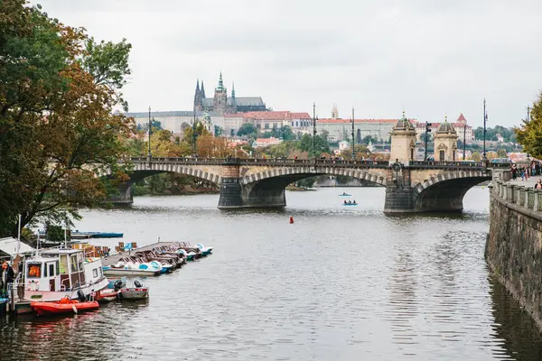 Praga, 21 de septiembre de 2017: Vista del río Moldava y el puente. Arquitectura urbana antigua —  Fotos de Stock