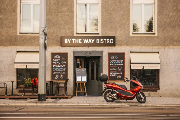 Praga, 18 de setembro de 2017: autêntico bistrô na rua da cidade ao lado da estrada. Uma moto está estacionada nas proximidades — Fotografia de Stock