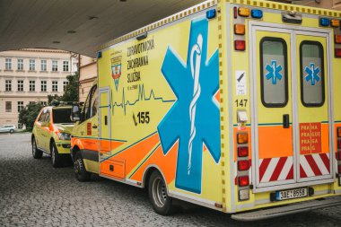 Prag, 24 Eylül 2017: Şehrin sokak üzerinde bir ambulans. Acil yardım. Ambulans Servisi 112.