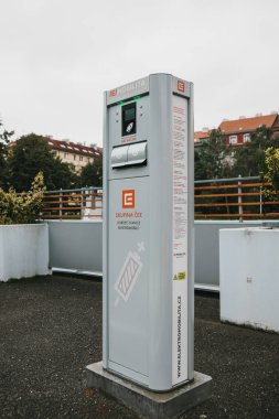 Prag, 24 Eylül 2017: elektrikli araçların şarj etmek için özel bir yer. Bir modern ve çevre dostu Avrupa'da yaygın hale gelmiştir ulaşım modu. Yer otopark.