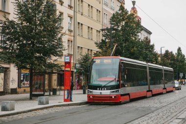 Prag, 24 Eylül 2017: Bir modern yeni tramvay durağı yanındaki sokak şehir