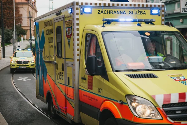 Prag, 24 Eylül 2017: Şehrin sokak üzerinde bir ambulans. Acil yardım. Ambulans Servisi 112.