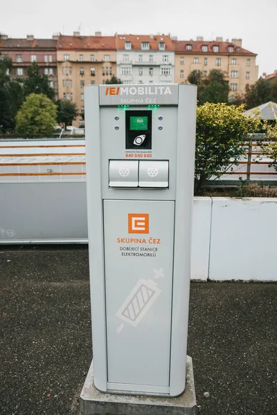 Praag, 24 September 2017: Een speciale plaats voor het opladen van elektrische voertuigen. Een moderne en milieuvriendelijke wijze van vervoer die is wijdverspreid in Europa geworden. Parkeerplaats. — Stockfoto