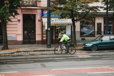 Prag, 24 Eylül 2017: A polis rides bir şehrin sokak boyunca bisiklet. Çek Cumhuriyeti polisi tarafından kamu düzeninin korunması