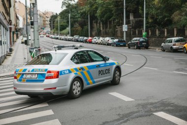 Prag, 24 Eylül 2017: Bir polis arabası bir şehir sokak sürüş. Polis tarafından kamu düzeninin korunması