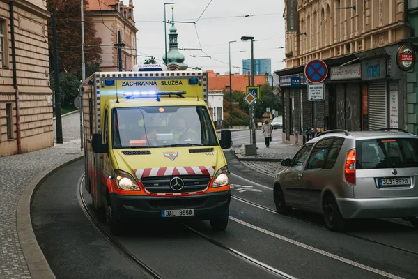 Praga, 24 września 2017: Karetkę na ulicy miasta. Pomoc w nagłych wypadkach. Pogotowia 112. — Zdjęcie stockowe