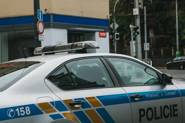 Praga, 24 września 2017: Samochód policyjny jest jazda wzdłuż miasta ulica. Ochrony porządku publicznego przez policję — Zdjęcie stockowe