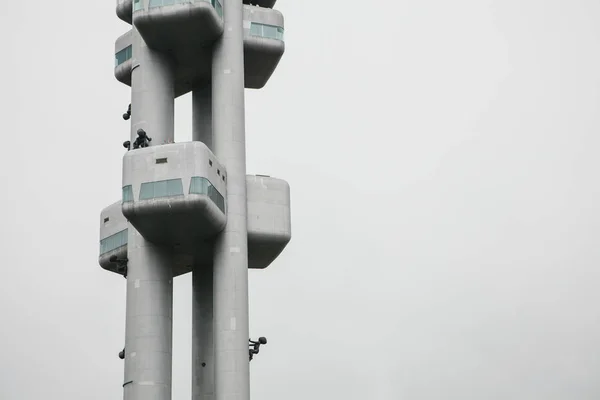 Prag, 24. September 2017: Der berühmte Fernsehturm Schischkowskaja im Kunststil mit krabbelnden Babys darauf. Ein ungewöhnliches Gebäude in der Stadt ist eines der Wahrzeichen — Stockfoto