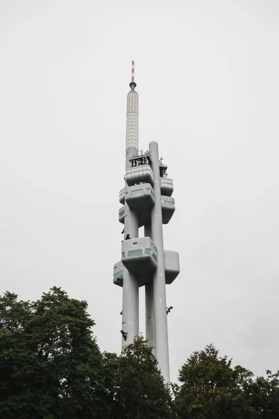 Praga, 24 de septiembre de 2017: Famosa torre de televisión Zhizhkovskaya en el estilo artístico con bebés arrastrándose en ella. Un edificio inusual en la ciudad es uno de los puntos de referencia — Foto de Stock