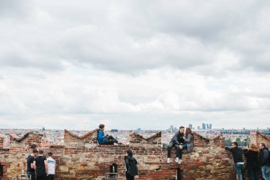 Prag, 18 Eylül 2017: İnsanlar gözlem güverte üzerinde şehrin güzel manzaralarına hayran kalacaksınız ve iletişim. Prag turistler için en sevdiğim şehirlerden biri